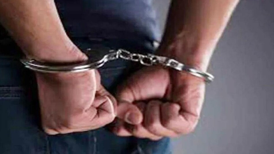 अलीगढ़ में सिपाही की शर्मनाक हरकत, रेप पीड़िता से मदद के बदले संबंध की मांग, आरोपी सस्पेंड 1 up 1