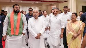 बिहार में सत्ता परिवर्तन: नीतीश कुमार का इस्तीफा, सम्राट चौधरी बनेंगे नए मुख्यमंत्री 2 download 21