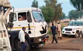 मेहंदीपुर बालाजी हाईवे पर दर्दनाक हादसा: तीन ट्रेलरों की भिड़ंत में मददगार युवक की मौत, कई घायल 2 download 8 7