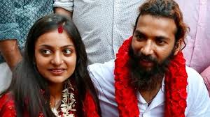 कुंभ की वायरल गर्ल मोनालिसा विवादों में—नाबालिग निकलीं, पति पर POCSO के तहत केस दर्ज 2 download 8 9