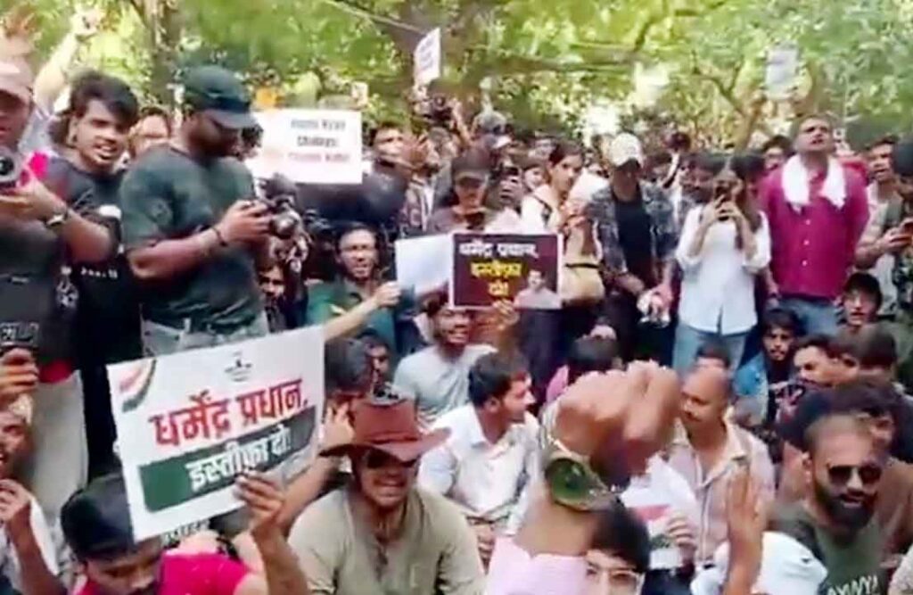जंतर-मंतर पर 'कॉकरोच जनता पार्टी' का प्रदर्शन, अभिजीत दीपके के नेतृत्व में केंद्र सरकार के खिलाफ जुटे समर्थक 1 cjp