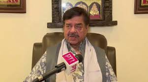 ममता बनर्जी के साथ खड़े हुए शत्रुघ्न सिन्हा, टीएमसी में बगावत की अटकलों पर लगाया विराम 2 download 5 4