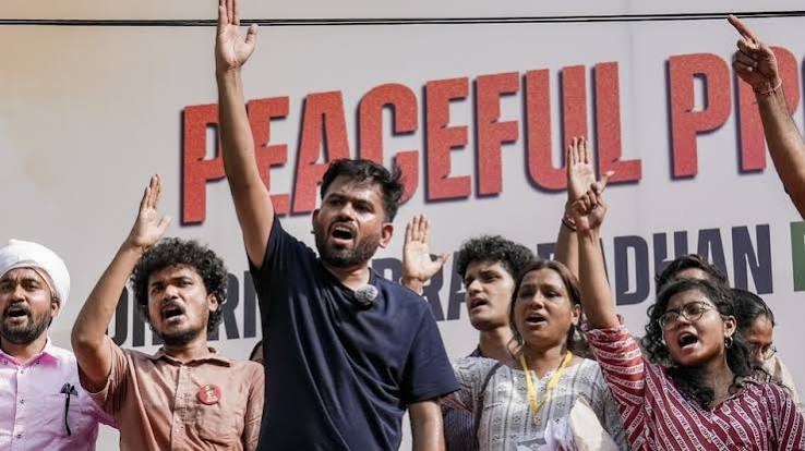 NEET पेपर लीक पर छात्रों का गुस्सा फूटा, जंतर-मंतर पर ‘कॉकरोच जनता पार्टी’ का बड़ा प्रदर्शन 1 images 2 10