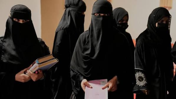 अफगानिस्तान में तालिबान का नया फरमान, सरकारी कर्मचारियों के स्मार्टफोन इस्तेमाल पर लगी रोक 1 images 5 6