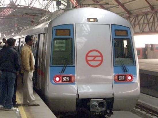 दिल्ली मेट्रो यात्रियों को बड़ी राहत, राजीव चौक समेत सभी प्रमुख स्टेशनों के गेट फिर खुले, सामान्य हुई सेवाएं 1 Delhi metro