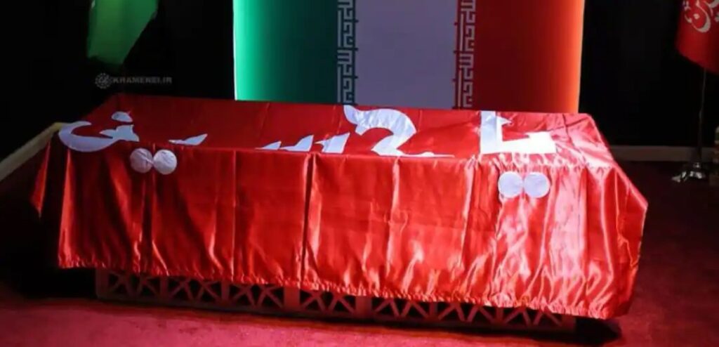 खामेनेई के ताबूत पर क्यों रखा गया लाल झंडा? ईरान की शिया परंपरा और प्रतिरोध के संदेश का प्रतीक 1 f11e5ca07b39ca9e3747faea88f8931417830623765711200 original