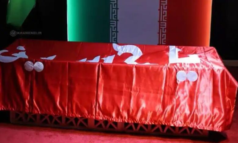 खामेनेई के ताबूत पर क्यों रखा गया लाल झंडा? ईरान की शिया परंपरा और प्रतिरोध के संदेश का प्रतीक 1 f11e5ca07b39ca9e3747faea88f8931417830623765711200 original