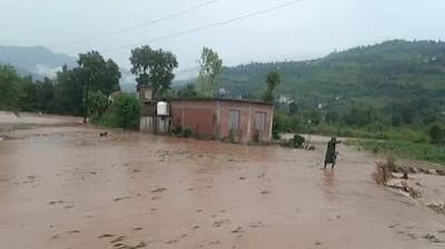 जम्मू-कश्मीर में मूसलाधार बारिश से बाढ़ जैसे हालात, राजौरी में उफनाईं नदियां; सैकड़ों लोगों को सुरक्षित स्थानों पर पहुंचाया गया 1 images 2 15