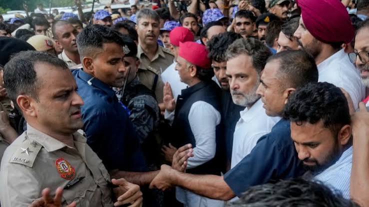संसद से सड़क तक गरमाई राजनीति, CJP प्रदर्शन को लेकर राहुल गांधी और अखिलेश यादव सरकार पर हमलावर 1 images 2 18