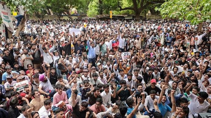 जंतर-मंतर पर 'कॉकरोच जनता पार्टी' का प्रदर्शन, संसद मार्ग पर कड़ी सुरक्षा और बैरिकेडिंग के बीच बढ़ा सियासी तापमान 1 images 28