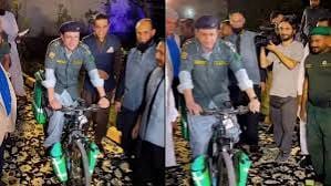 पाकिस्तान की 'साइकिल एम्बुलेंस' पर सोशल मीडिया में मचा बवाल, वायरल वीडियो की सच्चाई जानकर रह जाएंगे हैरान 2 images 3 15
