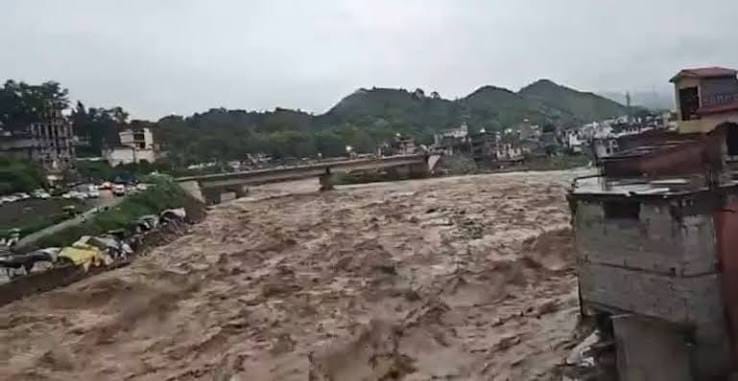जम्मू-कश्मीर के पुंछ में बारिश का कहर जारी, ताजा भूस्खलन में 7 लोगों की मौत 1 images 4 16