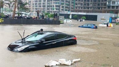 मुंबई में बारिश का कहर: जलमग्न हुई सड़कें, बंद हुए स्कूल-कॉलेज, लोकल ट्रेन सेवाएं प्रभावित 2 images 9 1