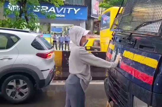 रिया अहीर का खुलासा: मुंबई में पुलिस वैन रोकते वक्त लोगों को लगा मैं रील बना रही हूं, लेकिन मैं प्रदर्शनकारियों के लिए खड़ी थी 1 riya mumbai