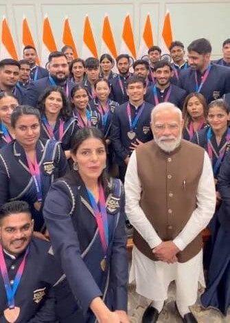 कॉमनवेल्थ गेम्स के पदक विजेताओं से मिले PM मोदी, बोले- जो खेलेगा वो खिलेगा 1 2
