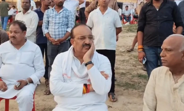 BSP विधायक उमाशंकर सिंह का राजकीय सम्मान के साथ अंतिम संस्कार, अंतिम विदाई में भावुक हुए BJP मंत्री दिनेश सिंह 1 dines 1786162227