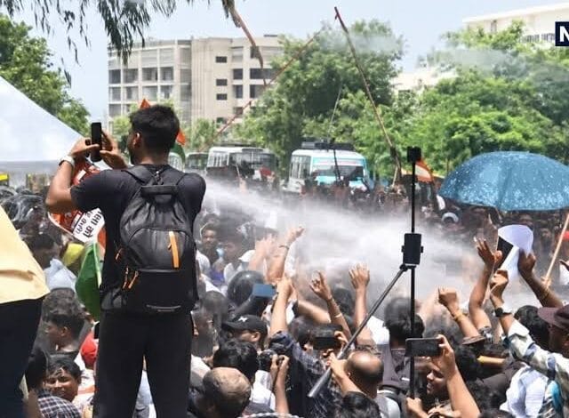 झारखंड में छात्रों का विधानसभा मार्च, बैरिकेडिंग तोड़ने पर लाठीचार्ज और वाटर कैनन का इस्तेमाल 1 images 1 8