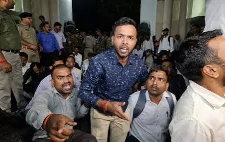 JSSC CGL परीक्षा रद्द होने पर 2250 अभ्यर्थियों का प्रदर्शन, बारिश में भी नहीं हटे पीछे 1 images 10 2