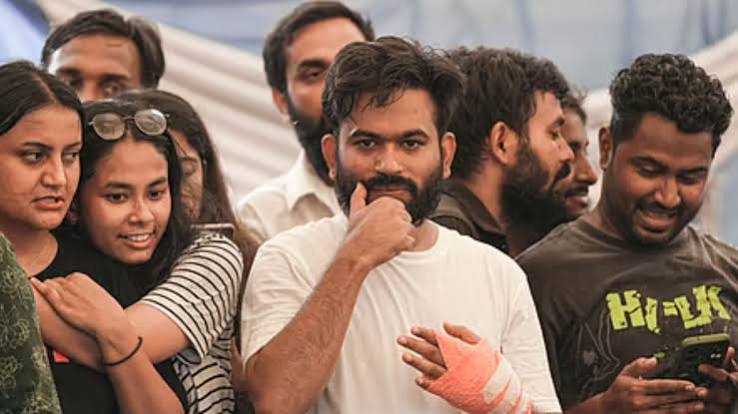 अभिजीत दीपके के परिवार की आर्थिक स्थिति पर उठे सवाल, RTI कार्यकर्ता ने विदेश में पढ़ाई के खर्च की जांच की मांग की 1 images 3 1