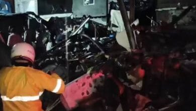 मुंबई में दर्दनाक हादसा, गौसिया चॉल पर पहाड़ी का हिस्सा गिरा; 2 की मौत, कई लोगों के दबे होने की आशंका 2 images 3 10