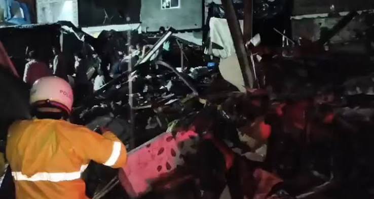 मुंबई में दर्दनाक हादसा, गौसिया चॉल पर पहाड़ी का हिस्सा गिरा; 2 की मौत, कई लोगों के दबे होने की आशंका 1 images 3 10