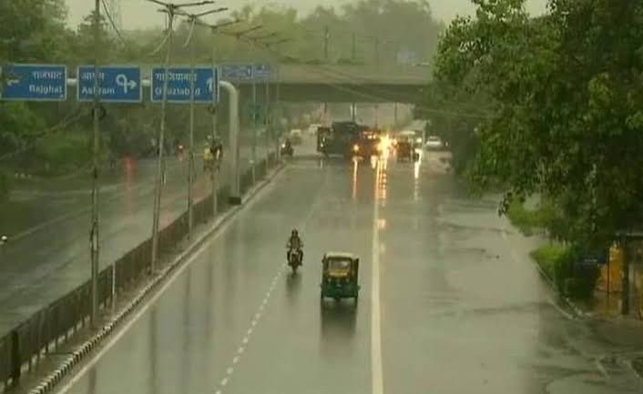 दिल्ली-NCR में मौसम ने फिर बदली करवट, बारिश और आंधी का अलर्ट 1 images 35