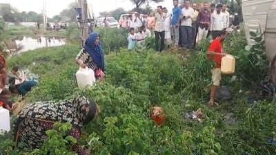 गुना में तेल से भरा टैंकर पलटा, बाल्टी-कैन लेकर तेल भरने दौड़े लोग; वीडियो वायरल 1 images 4 21