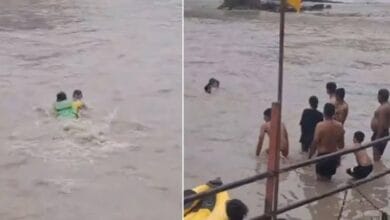 हरिद्वार में SDRF जवान ने दिखाई बहादुरी, गंगा की तेज धारा में बह रहे शिवभक्त को बचाया; रेस्क्यू का वीडियो वायरल 4 images 4