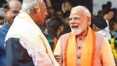 शादी समारोह में मिले मोदी-प्रियंका-खड़गे, बोले खड़गे- भाई साहब, आप थोड़े बदल गए हैं 2 images 5 10