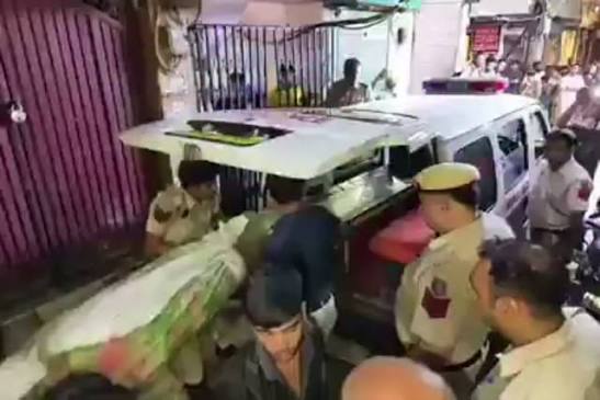 बुराड़ी में रिश्ते का कत्ल! चचेरे भाई ने 17 साल की बहन को मारा, सूटकेस में शव लेकर निकला तो पुलिस ने पकड़ा 1 images 5 16