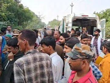 दिल्ली-मेरठ हाईवे पर कांवड़ियों की ट्रैक्टर-ट्रॉली से टकराई एंबुलेंस, लंबा जाम लगा, कई श्रद्धालु घायल 1 images 5 2