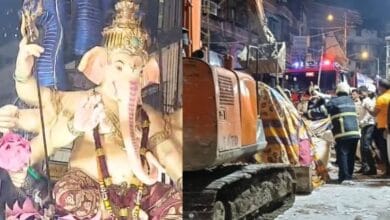 मुंबई में भुलेश्वर के राजा की 22 फीट ऊंची मूर्ति गिरी, 2 की मौत और 5 घायल 3 images 5 20
