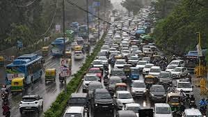 दिल्ली-NCR में बारिश का कहर, IMD का रेड अलर्ट जारी; जलभराव और जाम से थमा जनजीवन 2 images 6 5