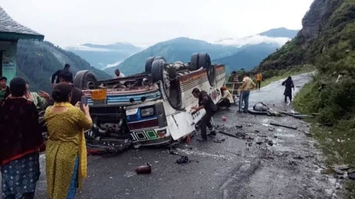 हिमाचल के चंबा में दर्दनाक बस हादसा, 100 फीट नीचे सड़क पर जा गिरी बस; 7 की मौत, 11 घायल 1 images 7 5