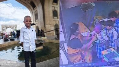 होमवर्क नहीं करने पर टीचर ने LKG छात्र को मारा, क्लास में ही गिरकर मौत; CCTV से मचा हड़कंप 2 images 9 8
