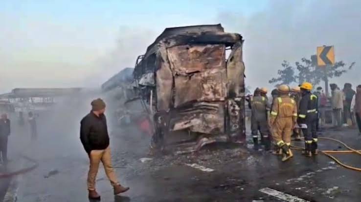 ग्रेटर नोएडा में यमुना एक्सप्रेसवे पर स्लीपर बस में आग, 9 की मौत; चश्मदीदों ने बताई हादसे की भयावह रात 1 images 1 22