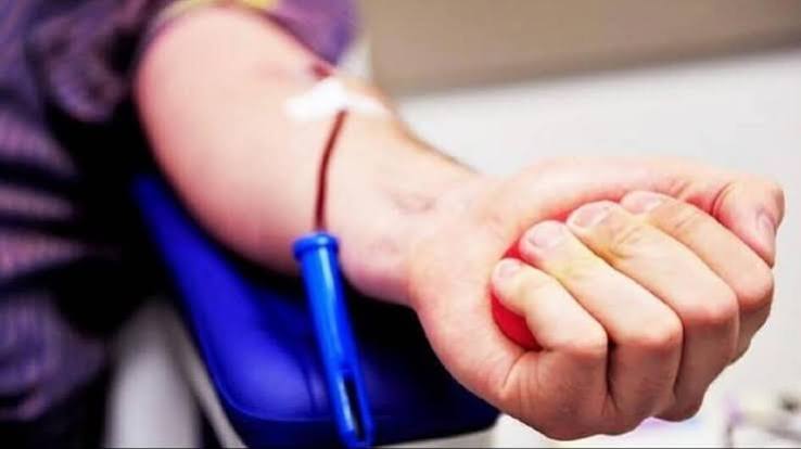 Lucknow Blood EMI Case: मोबाइल की EMI नहीं चुकाई तो ब्लड बैंक ले गए! युवक से खून निकलवाने का आरोप, जानें पूरा मामला 1 images 10 2