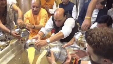 पीएम मोदी के जन्मदिन पर काशी में खास आयोजन, राजनाथ सिंह और योगी आदित्यनाथ ने काशी विश्वनाथ मंदिर में की पूजा 3 images 12 1