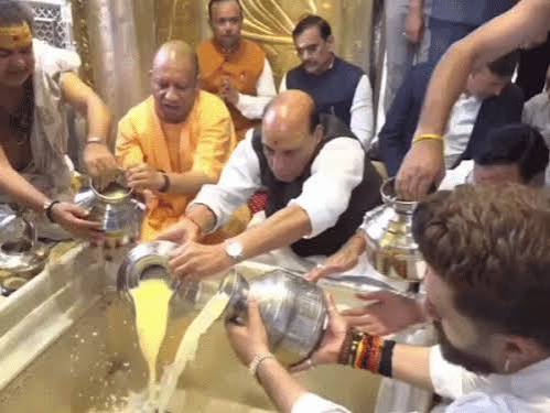 पीएम मोदी के जन्मदिन पर काशी में खास आयोजन, राजनाथ सिंह और योगी आदित्यनाथ ने काशी विश्वनाथ मंदिर में की पूजा 1 images 12 1