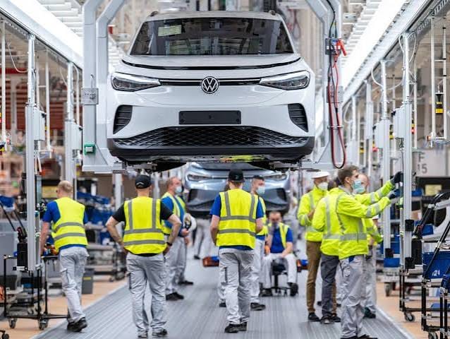 Volkswagen पर संकट का बड़ा वार! 50,000 और नौकरियों पर खतरा, 4 जर्मन प्लांट्स में कार उत्पादन बंद करने की तैयारी 1 images 4 3