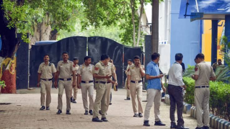 कालकाजी पार्क यौन शोषण मामले में साजिश का एंगल, आरोपी के पास से पिस्टल-चाकू बरामद; फोन में मिले अश्लील वीडियो 1 images 5 22