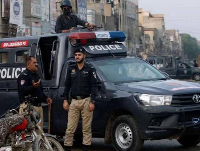 विदेशी पर्यटक से अंग्रेजी में बात करते अटक गए पाकिस्तानी पुलिस अधिकारी, वीडियो वायरल 1 images 6 18