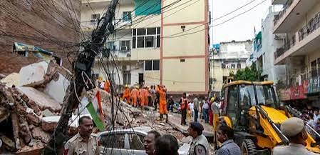 सत्य निकेतन बिल्डिंग हादसा: मलबे में जिंदगियां तलाशती रही टीम, मालिक फरार; पुलिस की कई जगह छापेमारी 1 images 8 3