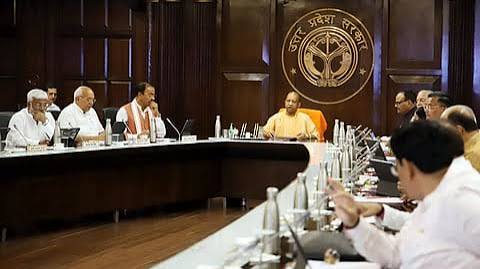 UP IAS PCS Transfer: यूपी में देर रात बड़ा प्रशासनिक फेरबदल, 14 IAS और 34 PCS अफसरों के तबादले, देखें प्रमुख बदलाव 1 images 8 7