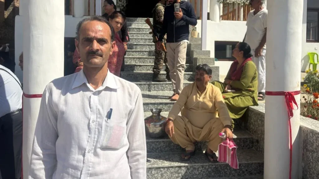 कश्मीर में 111 मंदिरों की देखभाल का दावा, मुस्लिम शख्स जाहूर अहमद डार बोले- आस्था से बढ़कर कुछ नहीं 1 zahoor ahmed dar 1790218564
