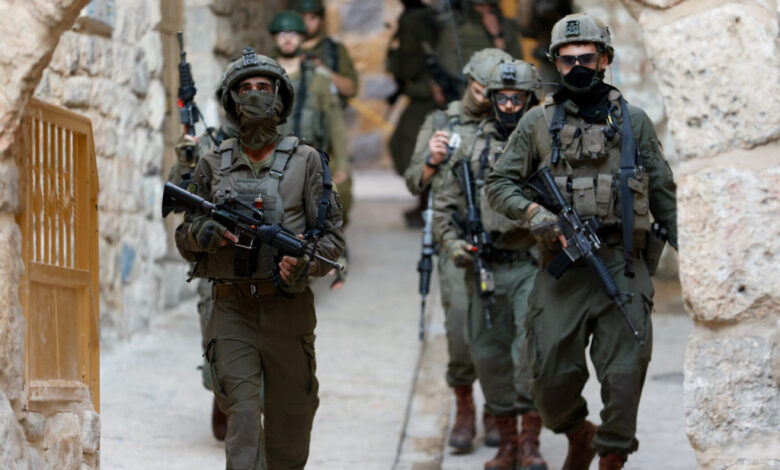 वेस्ट बैंक में 2 सैनिकों की मौत के बाद इजरायल का बड़ा सैन्य अभियान, हेब्रोन में तलाशी और पूछताछ तेज 1 2025 12 20T134214Z 821585825 RC2DKIANK2S7 RTRMADP 3 ISRAEL PALESTINIANS HEBRON SETTLERS 1024x713 1