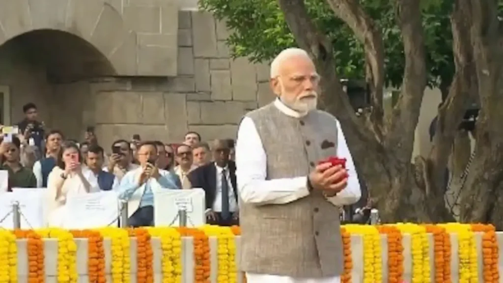 Gandhi Jayanti 2026: PM मोदी ने राजघाट पहुंचकर महात्मा गांधी को दी श्रद्धांजलि, शास्त्री जी को भी किया नमन 1 68dde0e83b316 narendra modi rajghat 021810848 16x9 1