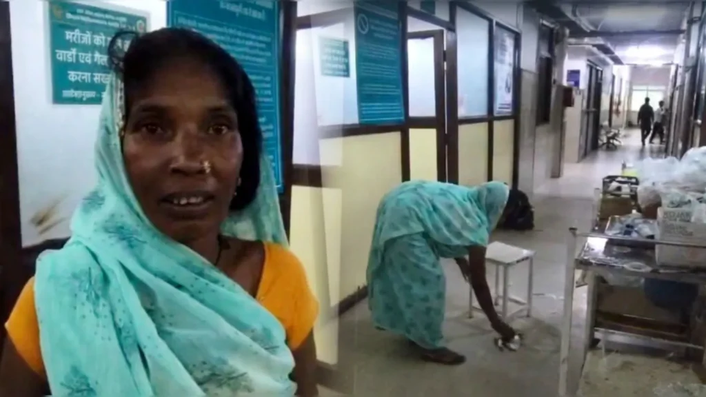 दमोह जिला अस्पताल में बीमार बेटे की मां से लगवाया पोंछा? 55 सफाईकर्मी तैनात, हर महीने लाखों खर्च; वीडियो वायरल 1 9nj5ild8 damoh district hospital 625x300 12 October 26