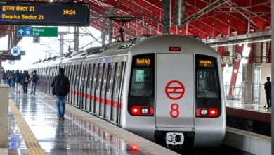 दिल्ली मेट्रो में सीट को लेकर विवाद बना जानलेवा, 48 साल के पवन शर्मा की मौत; पूर्व IAS अधिकारी और बेटा गिरफ्तार 2 Photo 2026 10 12T075455.155