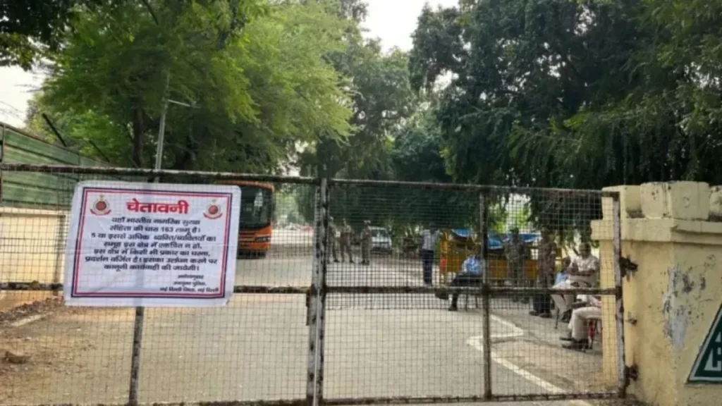 दिल्ली हाई कोर्ट का बड़ा फैसला: रेस कोर्स मस्जिद में नमाज की इजाजत देने के लिए सरकार को मजबूर नहीं कर सकता कोर्ट, सुरक्षा कारणों का दिया हवाला 1 Race Course Masjid